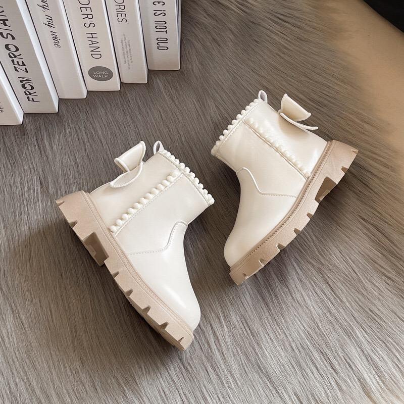 بوت چرم پشت پاپیون بزرگ برجسته عروسکی رنگ کرم کد 21115