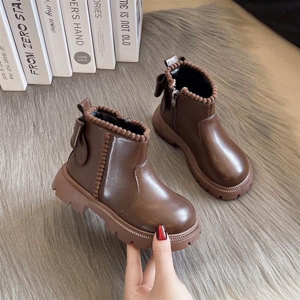 بوت چرم پشت پاپیون بزرگ برجسته عروسکی رنگ قهوه ای کد 21116