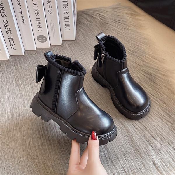 بوت چرم پشت پاپیون بزرگ برجسته عروسکی رنگ مشکی کد 21117