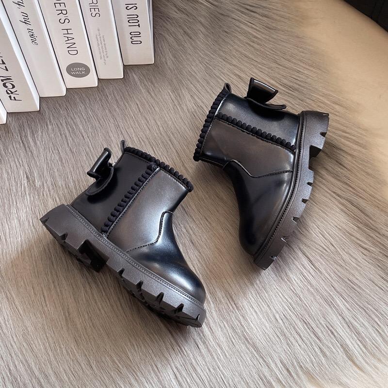 بوت چرم پشت پاپیون بزرگ برجسته عروسکی رنگ مشکی کد 21117